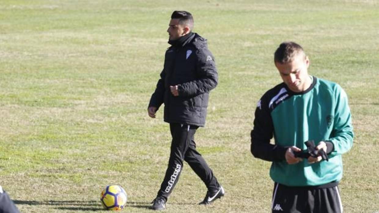 El entrenador blanquiverde, Jorge Romero, en su primer día de trabajo con el equipo