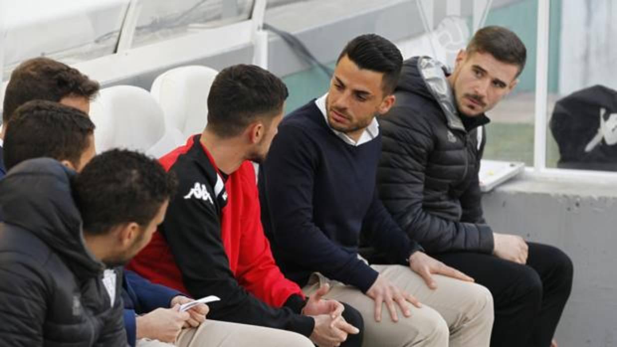 Jorge Romero conversa con Cristóbal Fuentes antes de empezar el partido ante el Albacete