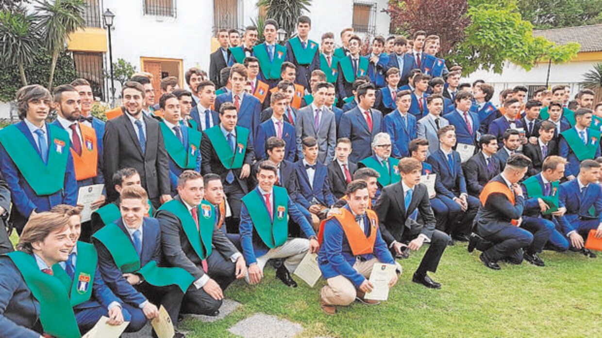 Graduación de alumnos en el colegio Torrealba de Almodóvar del Río