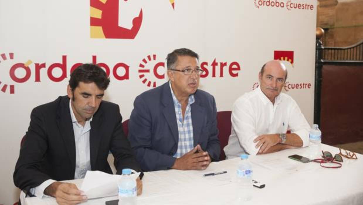El presidente de Córdoba Ecuestre (en el centro), con miembros de la directiva en una rueda de prensa