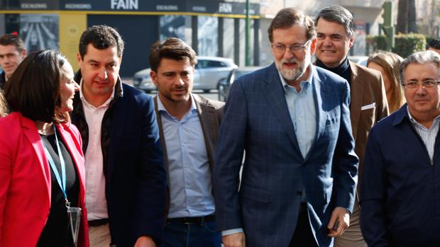 Mariano Rajoy, rodeado de altos cargos del PP y del Gobierno