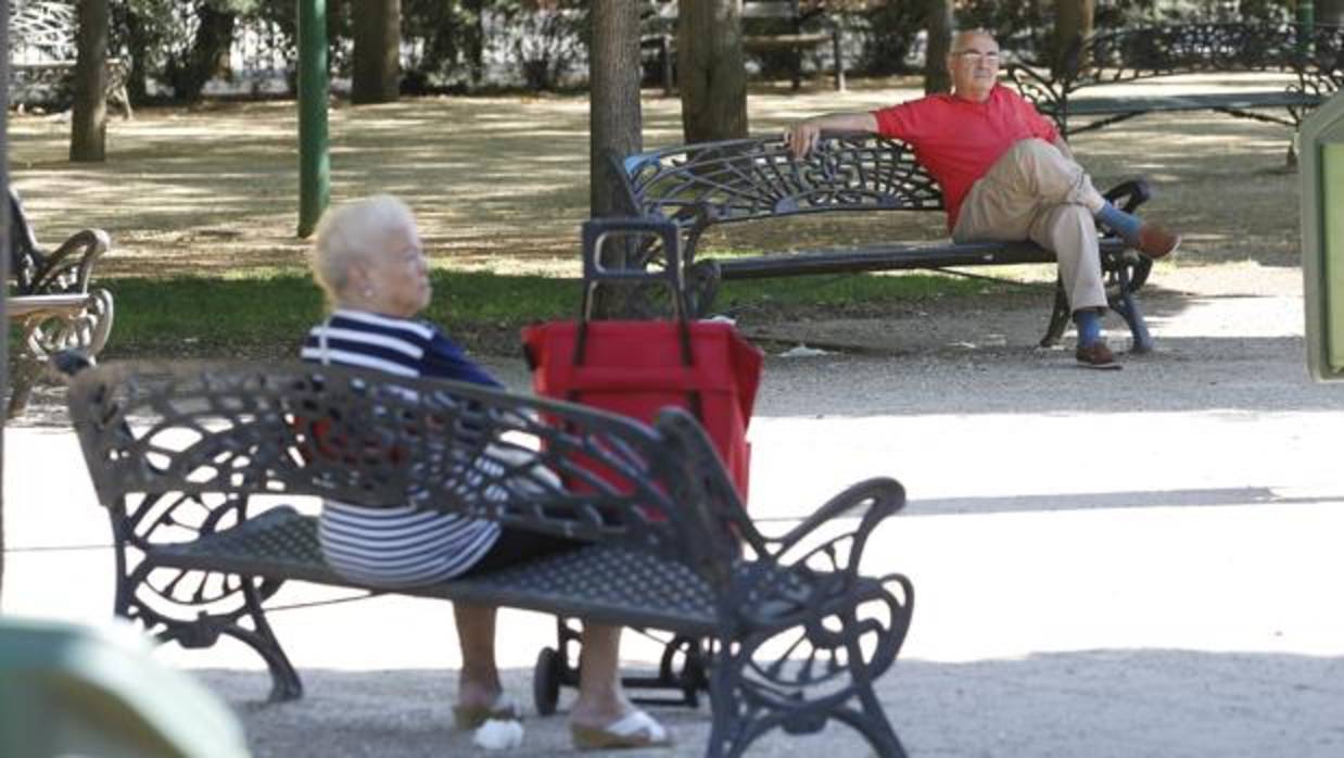 Dos personas mayores en un parque de Córdoba