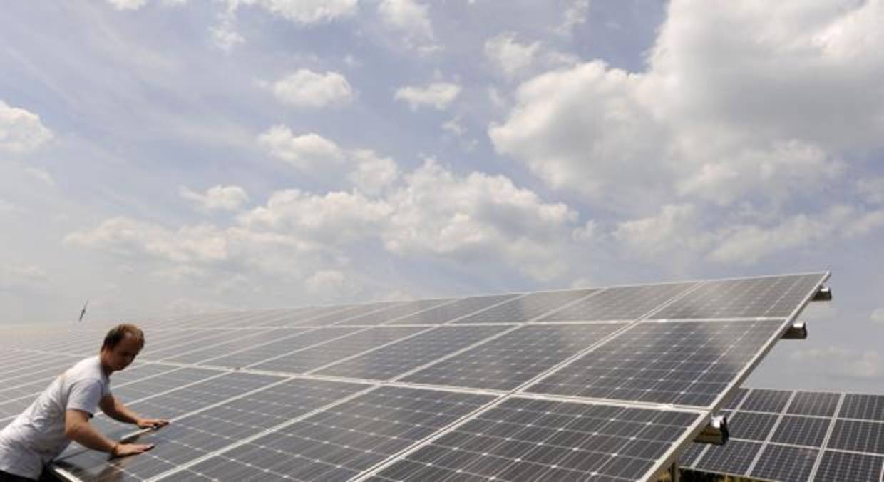 Un técnico en unas instalaciones de energía solar