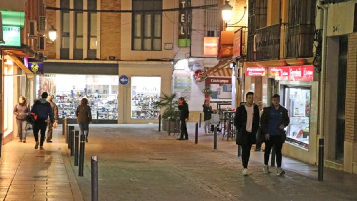 Una de las calles del centro de Lucena afectada por actos vandálicos en los comercios