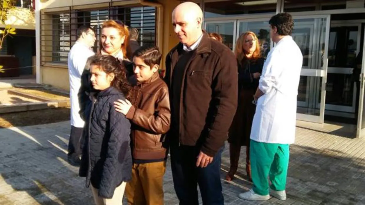 El niño José Manuel Comino junto a su hermana y sus padres este miércoles