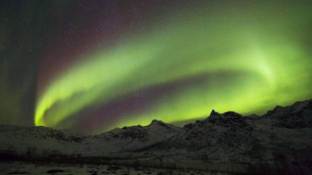 Auroras boreales sobre las montañas de la isla de Kvaloeya, en Noruega