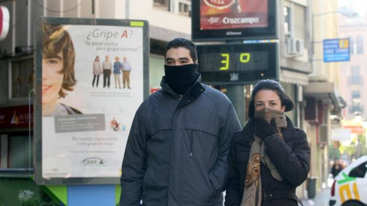 Dos cordobeses se protegen del frío en en Centro de Córdoba