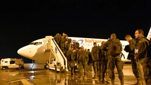 Soldados cordobeses antes de volar a Letonia
