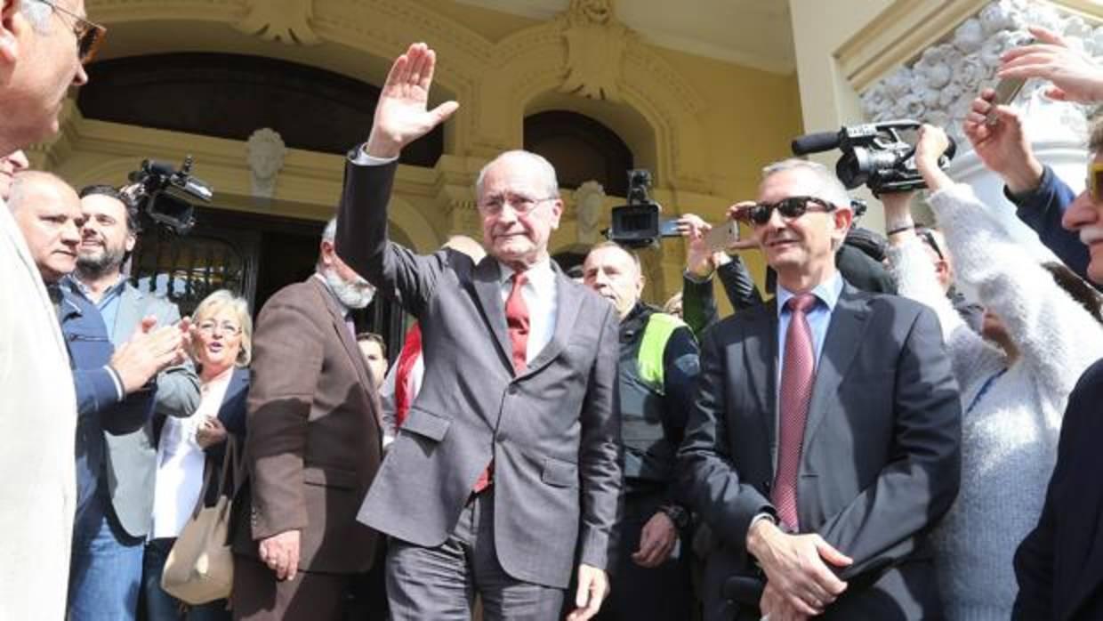 El alcalde de Málaga, a las puertas del Ayuntamiento tras una concentración ciudadana