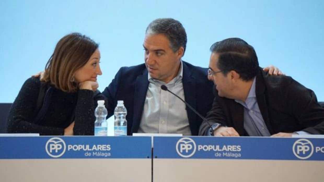 Elías Bendodo, flanqueado por Patricia Navarro y Miguel Briones en la junta directiva del PP de Málaga de hoy domingo