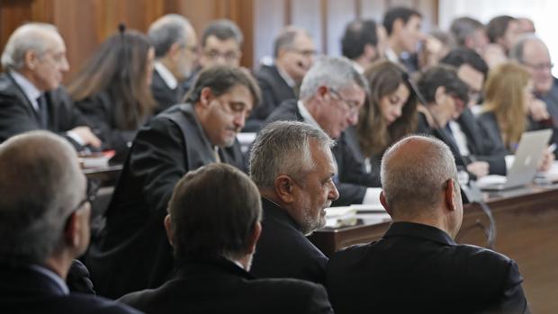 Defensas de los ex altos cargos piden suspender el juicio del caso ERE para rebatir a las acusaciones