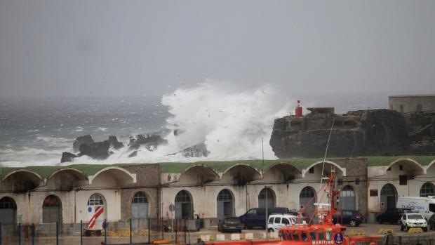 El temporal de viento deja centenares de incidencias y una herida grave