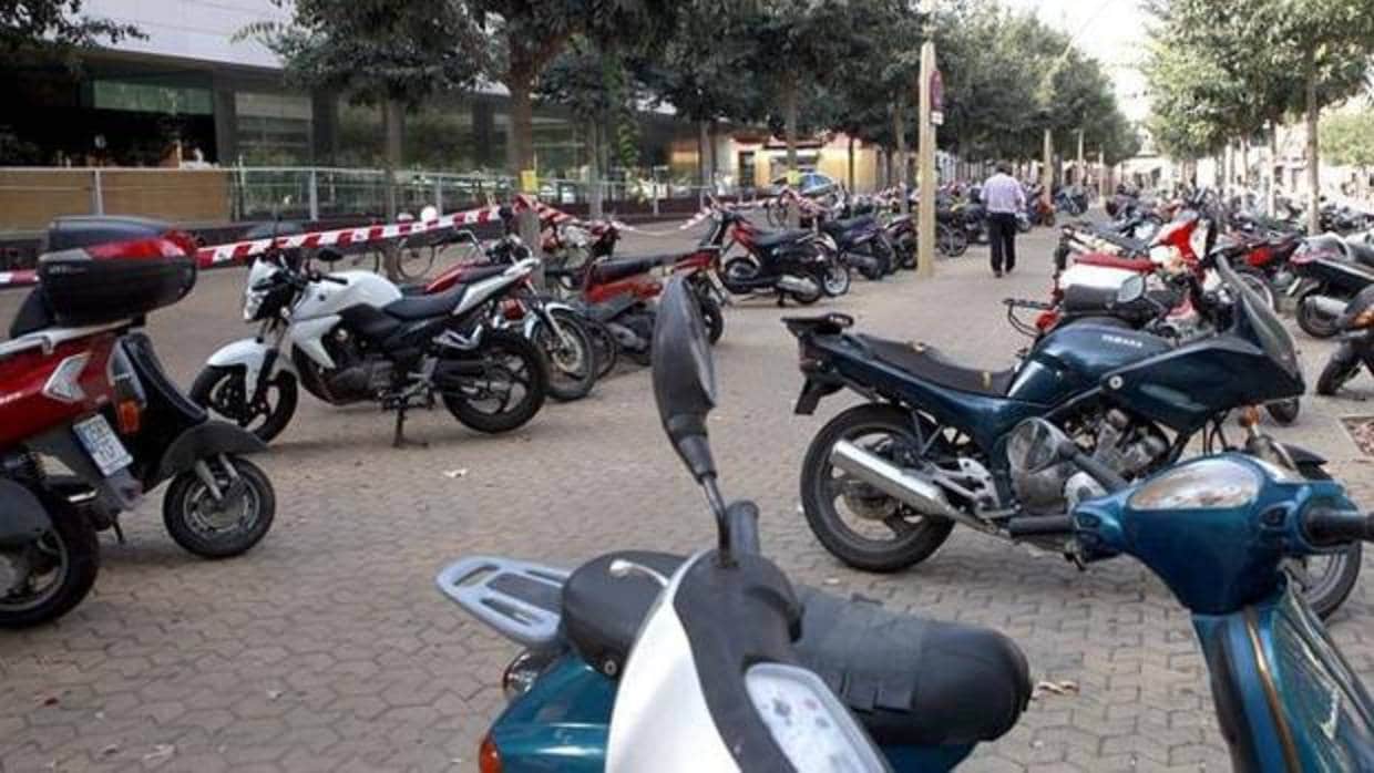 Decenas de motos aparcadas en Sevilla
