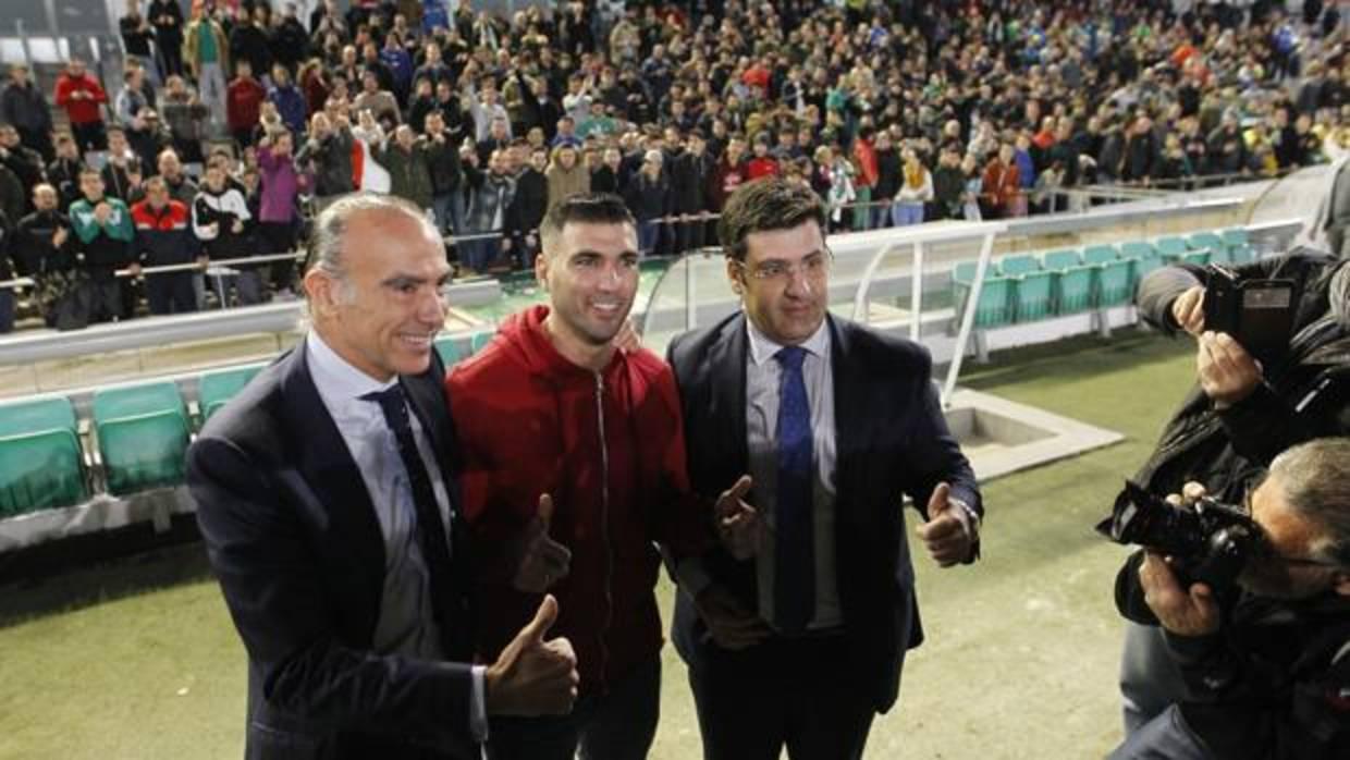 Oliver, Reyes y León, ayer, en la presentación de Reyes, tercer fichaje del Córdoba CF en enero