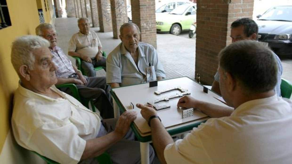 Un grupo de mayores jugando al dominó