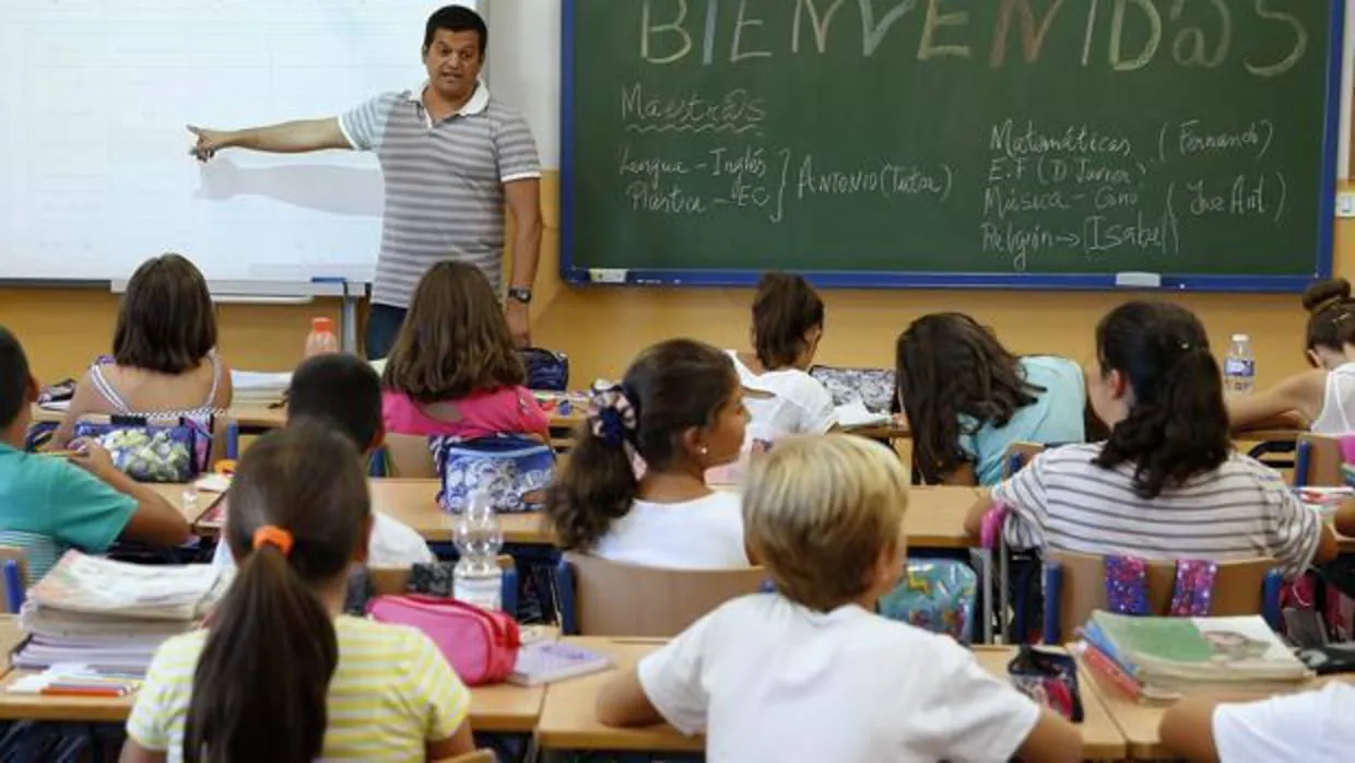 Un profesor imparte clase en un colegio de Málaga