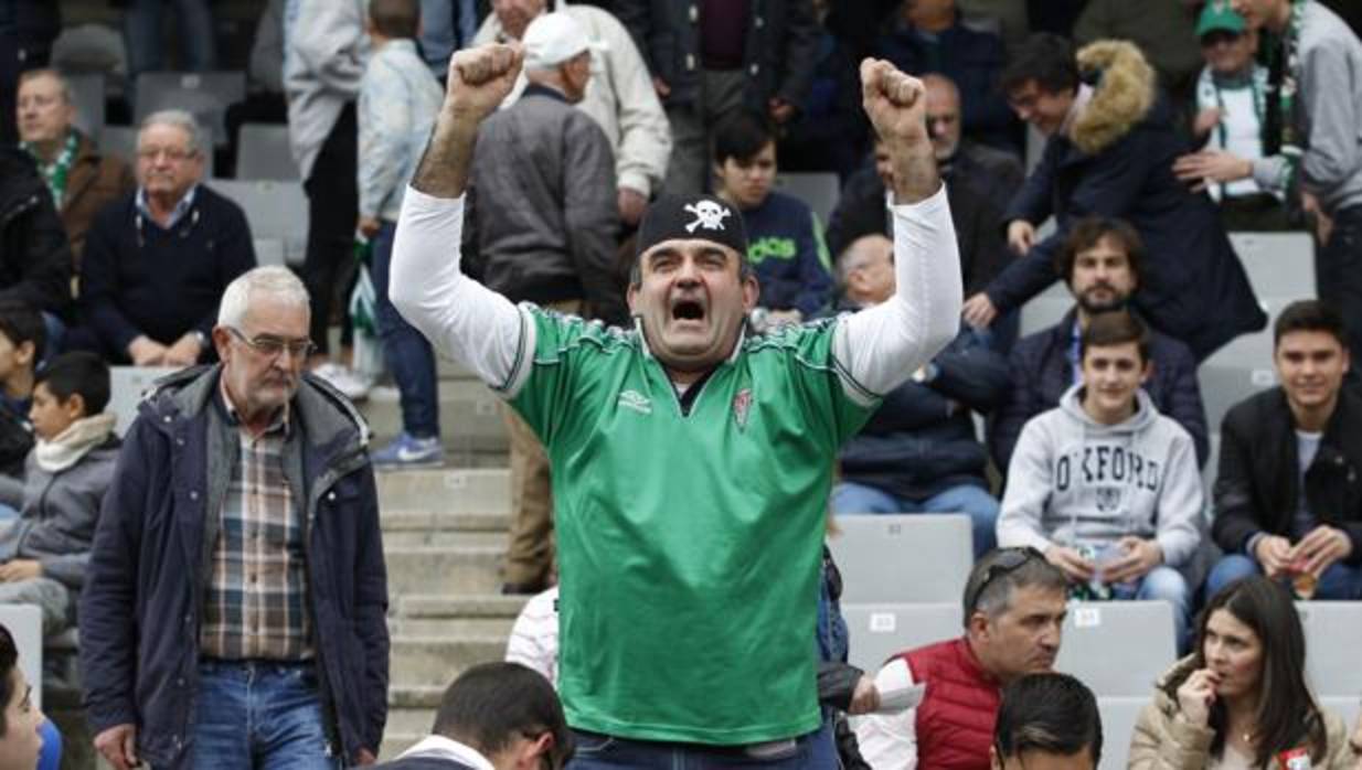 Un aficionado muy optimista, antes del último partido en El Arcángel