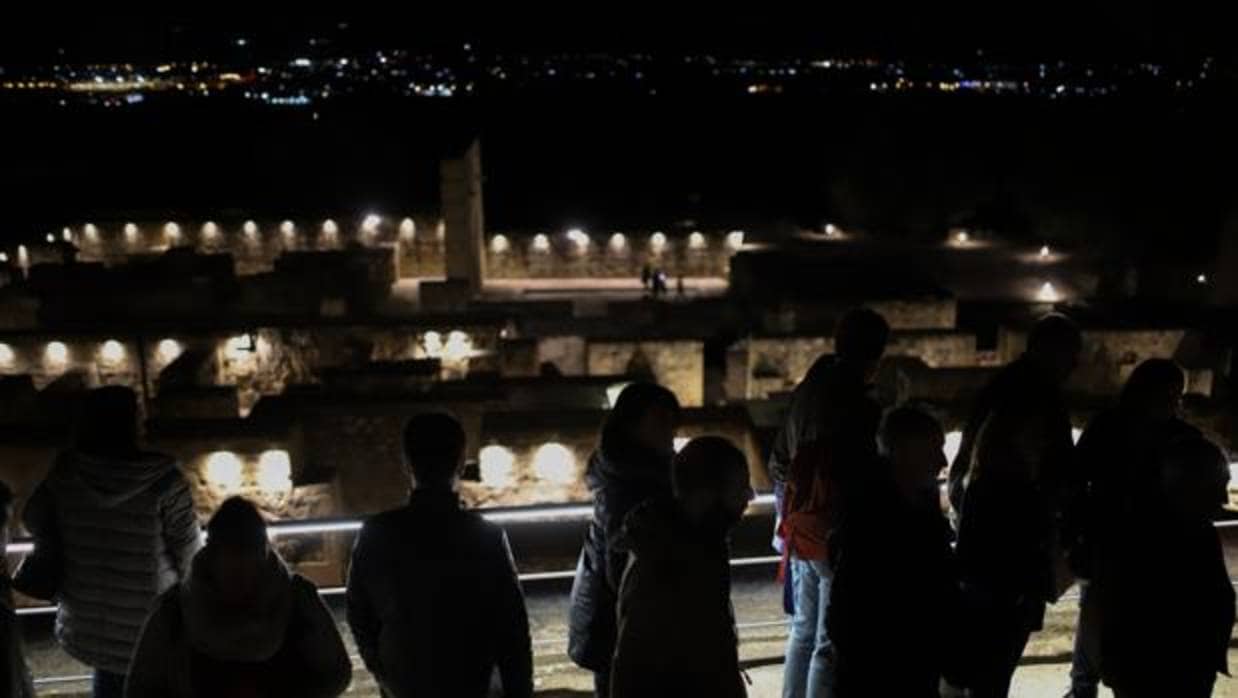 Visintantes a Medna Azahara en uno de los recorridos nocturnos de prueba en Navidad