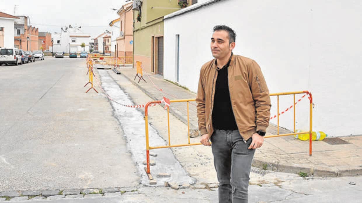 El concejal Pedro Velasco visita las obras de reforma en la barriada palmeña de Rafael Alberti