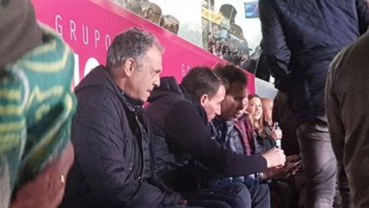 Joaquín Caparrós en la grada del estadio El Arcángel durante el Córdoba-Barcelona B