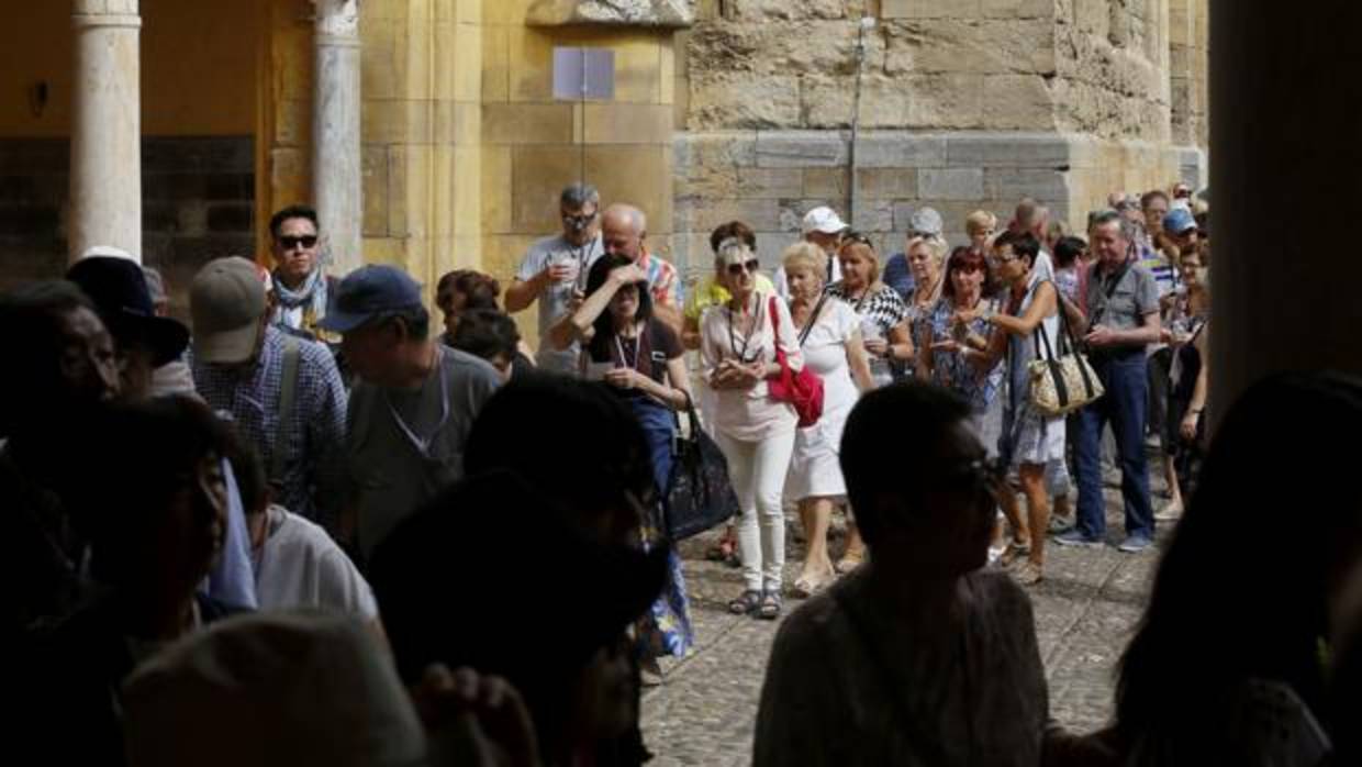 Un grupo de turistas hace cola en el Patio de los Naranjos para entrar a la Mezquita-Catedral de Córdoba