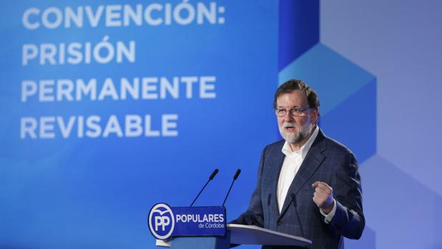 Rajoy anuncia en Córdoba que el Gobierno quiere ampliar en tres casos la prisión permanente revisable