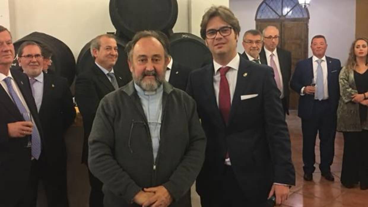 Juan José Aguirre, con el hermano mayor del Cristo de Gracia, Ricardo Rojas