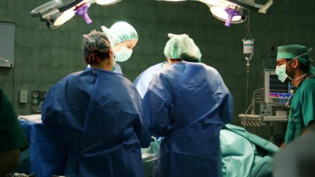 Un quirófano en medio de una operación