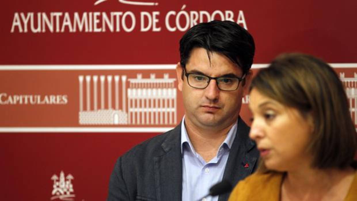 La alcaldesa habla en público en presencia de Pedro García