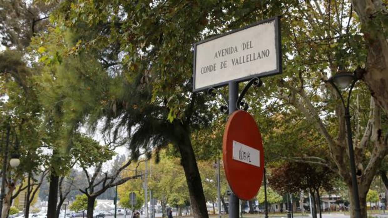 Un cartel que indica el nombre de la avenida de Conde de Vallellano