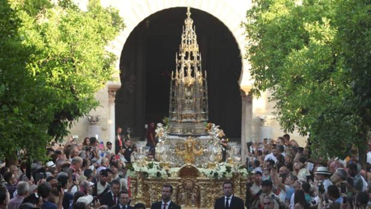 Procesión del Corpus Christi de Córdoba en el Patio de los Naranjos