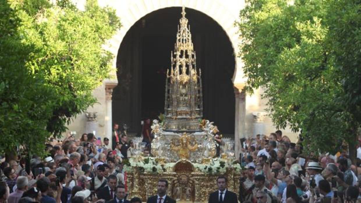 Procesión del Corpus Christi de Córdoba en el Patio de los Naranjos