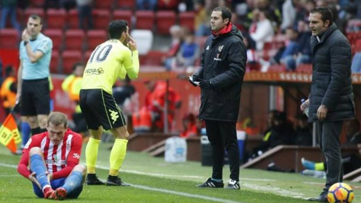 Alfaro protesta una decisión en el partido de Gijón