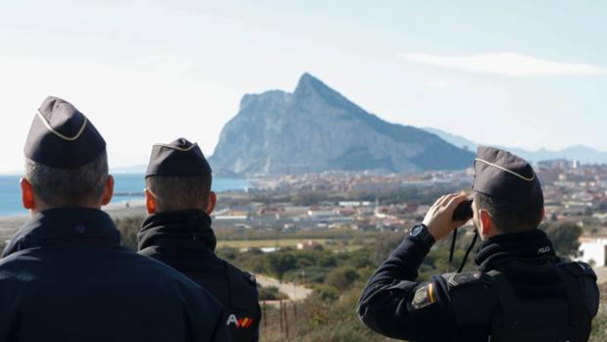 Policías nacionales desde el cerro de Santa Margarita controlan el Estrecho de Gibraltar
