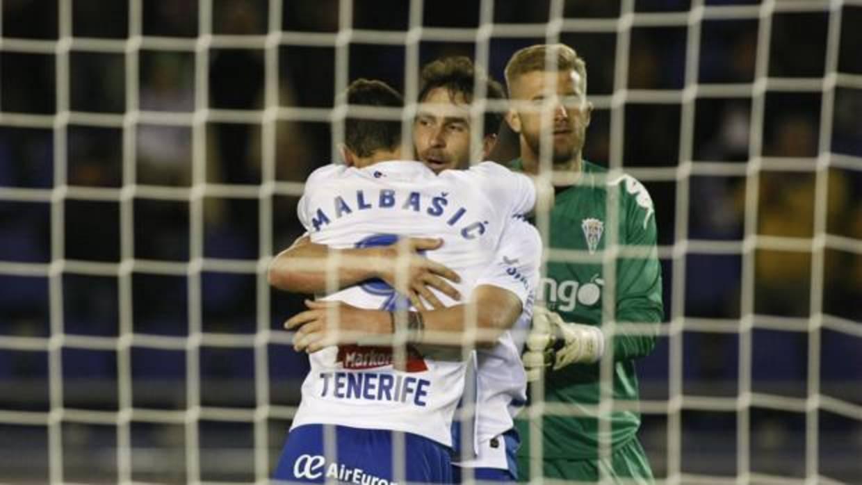 Kieszek observa como Malbasic y Casadesús celebran un gol