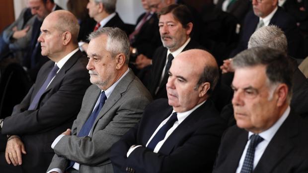 Los expresidentes socialistas Griñán y Chaves, junto a exconsejeros de Trabajo