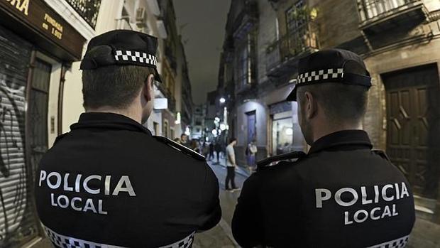 Golpea a su mujer de 67 años y espera sentado a que llegue la Policia Local en Almería