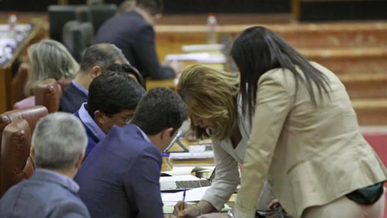 Susana Díaz conversa con Juan Marín en su escaño del Parlamento