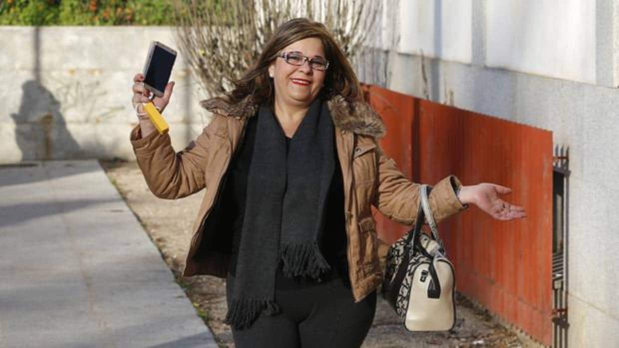 Ángeles Muñoz, con un bolso de marca, se dirige a la puertas de los Juzgados