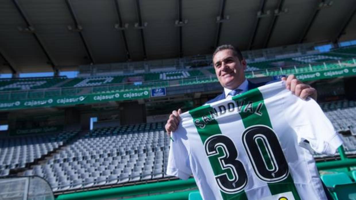 El nuevo entrenador del Córdoba CF, José Ramón Sandoval, ayer, en el estadio