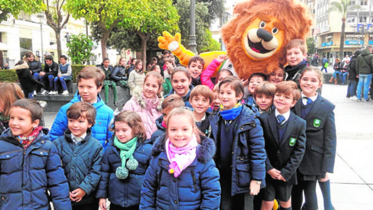 Algunos de los niños participantes ayer en la concentración de la AECC en las Tendillas