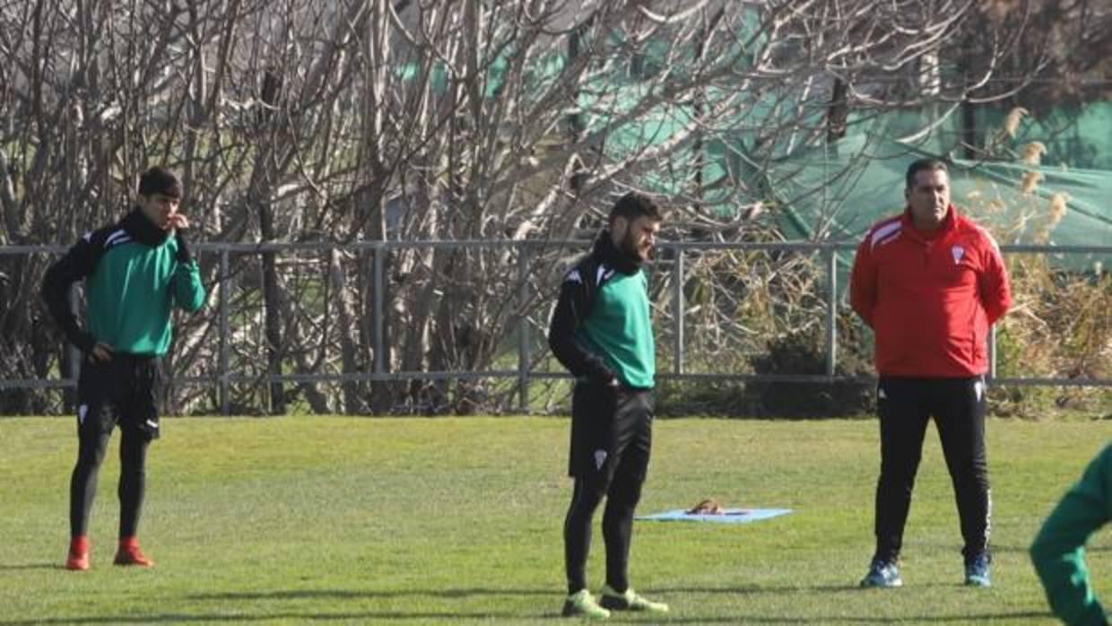 José Ramón Sandoval junto a Álvaro Aguado y Javier Galán en un entrenamiento