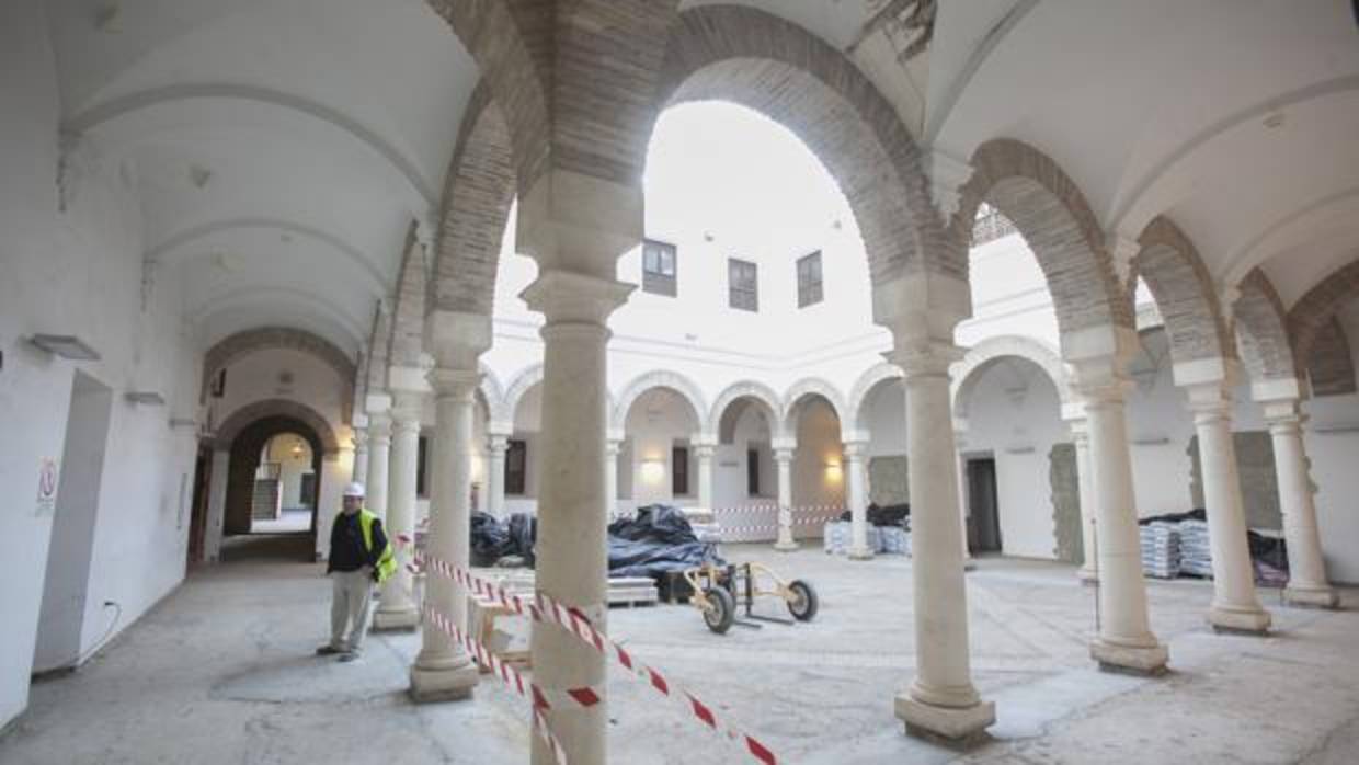 Un trabajador ayer en la zona del Patio Azul del Palacio de Congresos de Córdoba