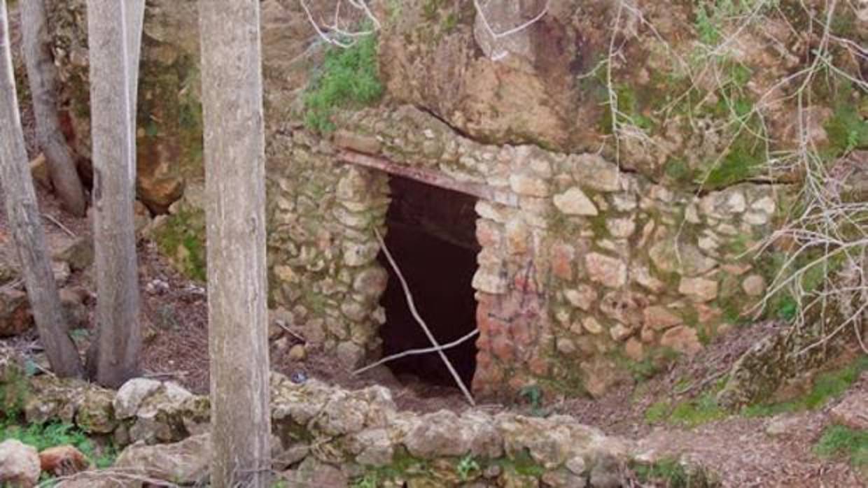 Entrada a una de las cuevas de La Arruzafa