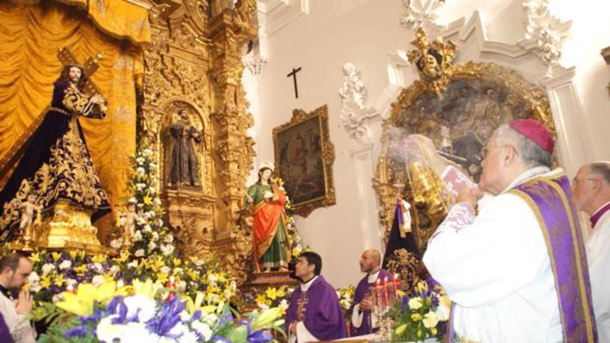 El obispo en la misa celebrada para abrir el año jubilar del Nazareno de Priego