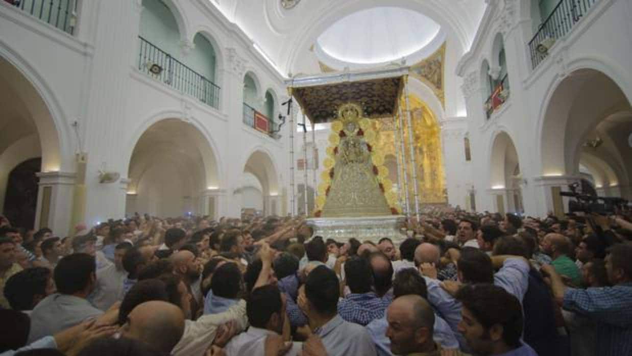 Salida en procesión de la Virgen del Rocío durante la Romería 2017