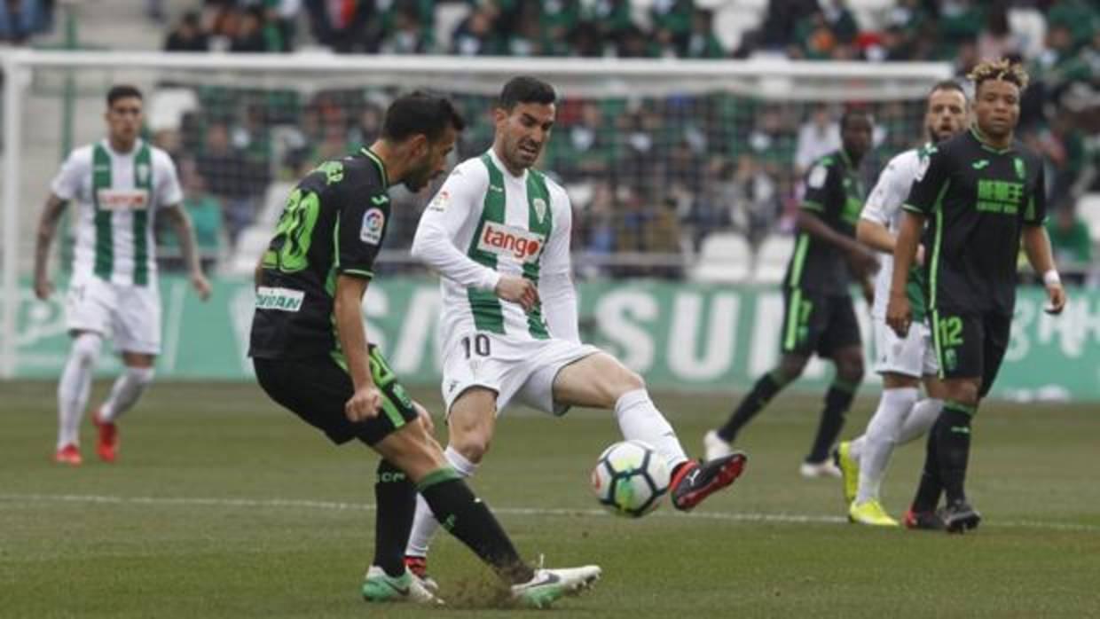 Saunier saca la pelota ante la presión de Alfaro en el Córdoba-Granada