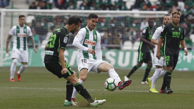 Al Córdoba CF se le va la vida tras perder ante el Granada CF (1-2)