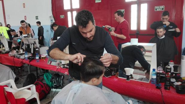 Una veintena de peluqueros recaudan los 3.000 euros que necesita un niño de Granada para una prótesis