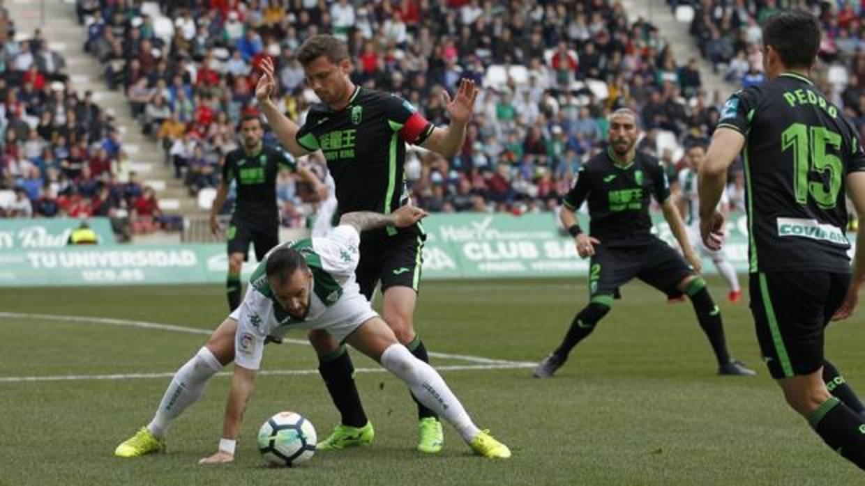 Edu Ramos recibe la presión de Alberto Martín en el área del Granada